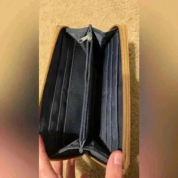 Brand new Tommy Hilfiger wallet - Picture 4 of 4